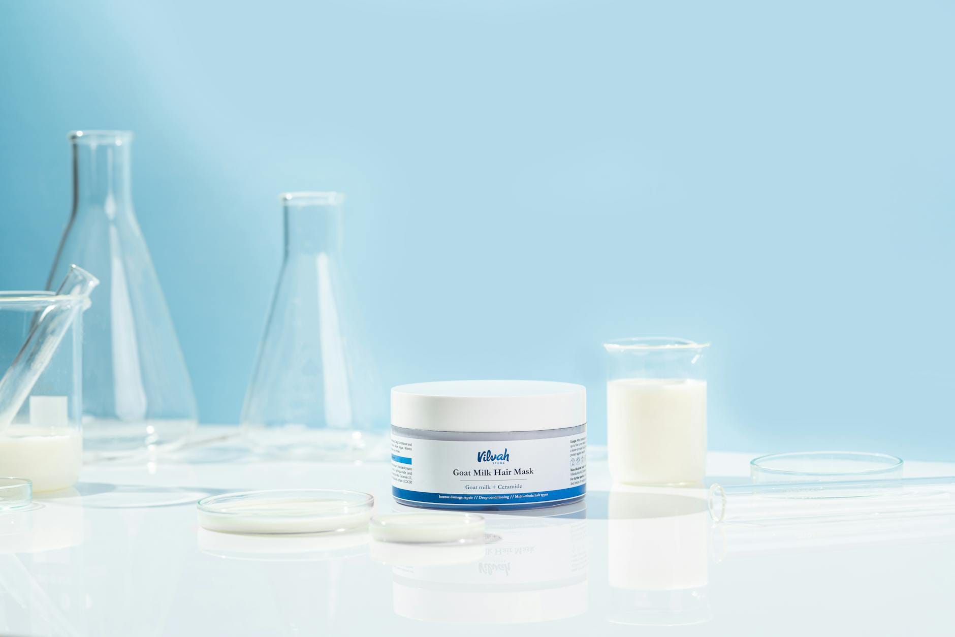 Maska do włosów z mlekiem kozim w otoczeniu laboratoryjnych naczyń