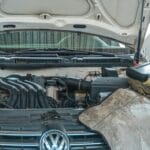 Mechanik diagnozuje instalację elektryczną w silniku Volkswagena