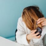 Kobieta w szlafroku czesze włosy, domowa pielęgnacja i relaks